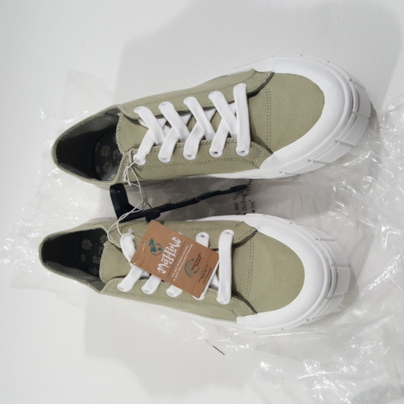 Shoes Size 11 Model Fran with Free Wild Fable Crossbody Purse - Picture 6 of 8